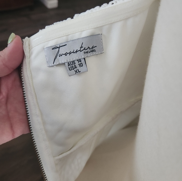 Karlie off the shoulders Dress - Picture 3 of 4